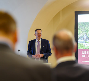 Innenminister Michael Ebling bei der Bescheidübergabe im Rahmen der IKZ-Pilotförderung.