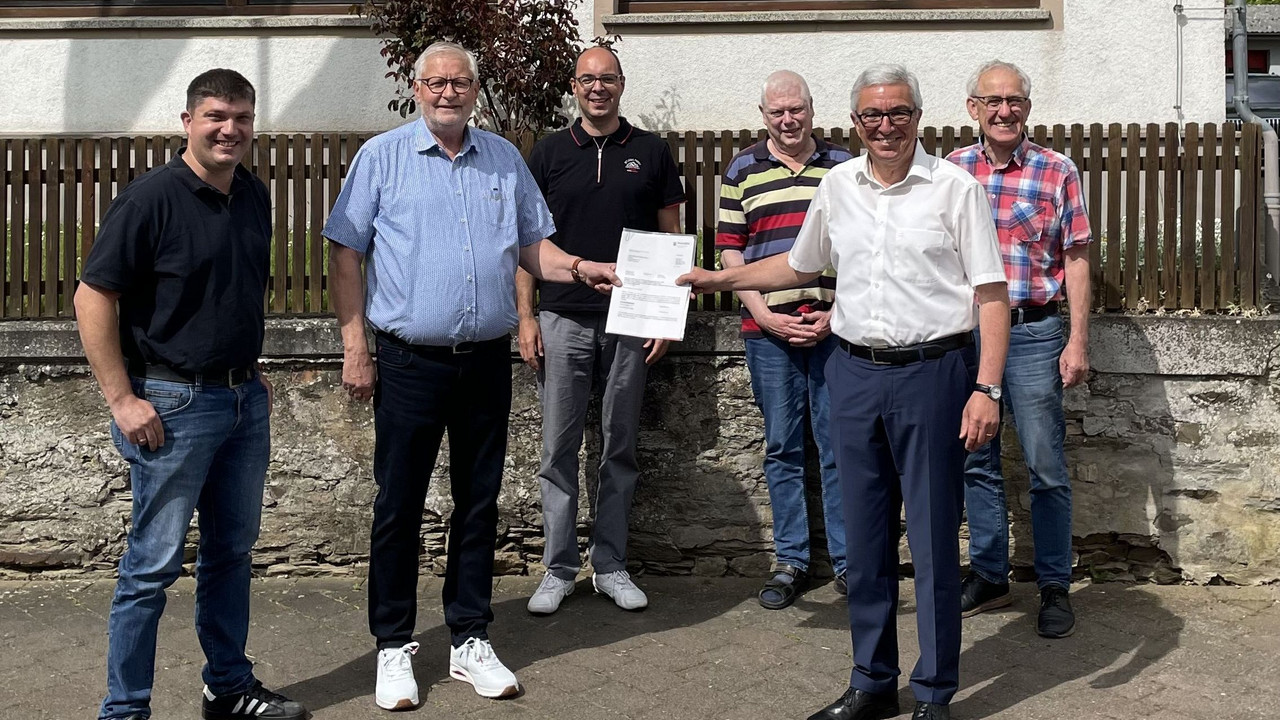 Förderbescheidübergabe in Nochern (v.li. Stefan Siering/VG Lorley, Rudolf Speich/Ortsbürgermeister, Markus Oppenhäuser/1. Beigeordneter, Heinz Klein/Bürgergruppe Nochern, Roger Lewentz/Innenminister, Hans Brost/Vermessungsbüro Brost)