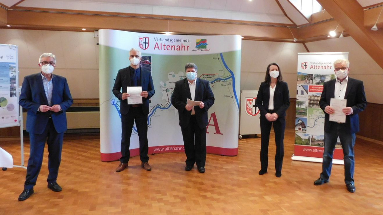 Innenminister Roger Lewentz, Dominik Gieler (Ortsbürgermeister Rech), Rüdiger Fuhrmann (Ortsbürgermeister Altenahr), Cornelia Weigand (Bürgermeisterin VG Altenahr), Walter Radermacher (Ortsbürgermeister Ahrbrück)