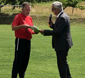 Sportminister Roger Lewentz mit Rolf Bruchhäuser, der das Förderschreiben für den Vorstand entgegengenommen hat