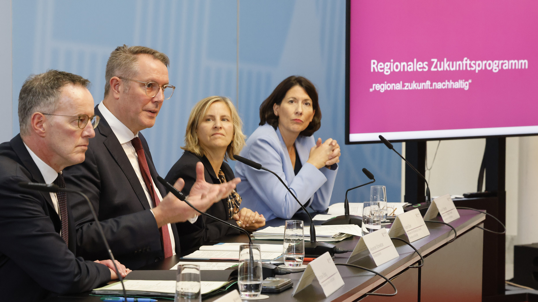 Innenminister Michael Ebling (l.), Ministerpräsident Alexander Schweitzer, Klimaschutzministerin Katrin Eder (2.v.r.) und Wirtschaftsministerin Daniela Schmitt bei der Pressekonferenz zum neuen Regionalen Zukunftsprogramm. 