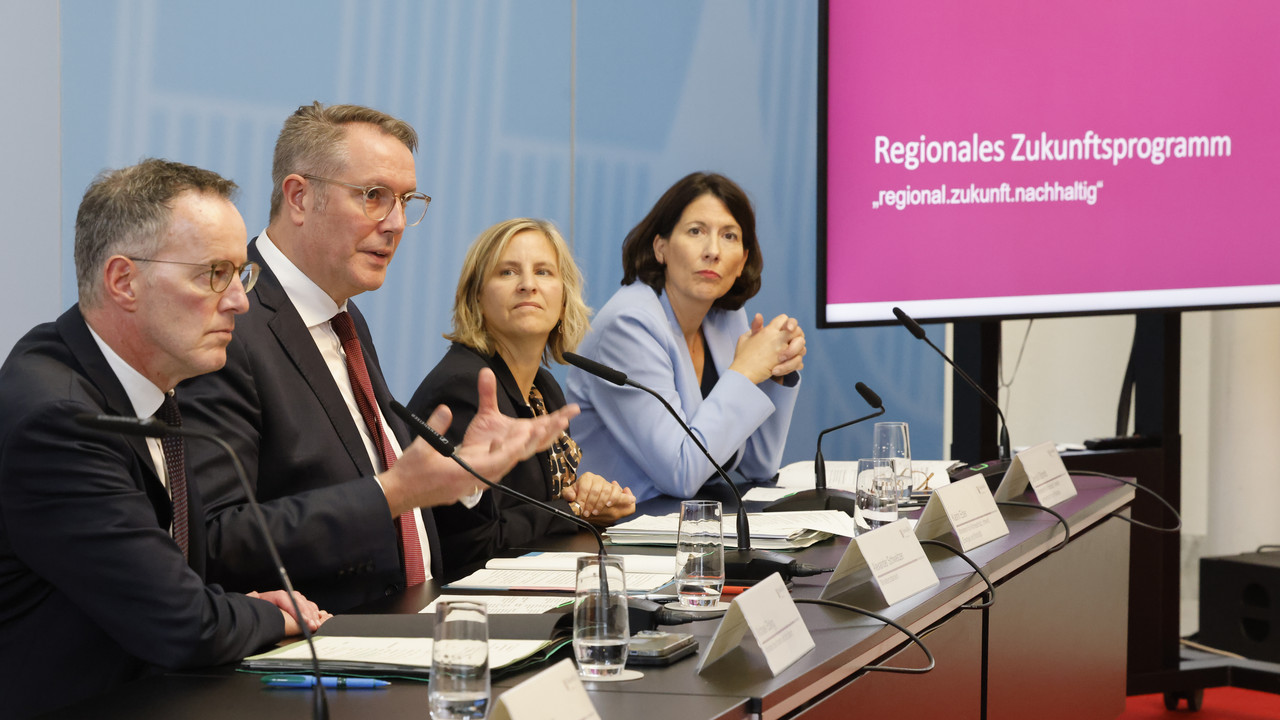 Innenminister Michael Ebling (l.), Ministerpräsident Alexander Schweitzer, Klimaschutzministerin Katrin Eder (2.v.r.) und Wirtschaftsministerin Daniela Schmitt bei der Pressekonferenz zum neuen Regionalen Zukunftsprogramm. 