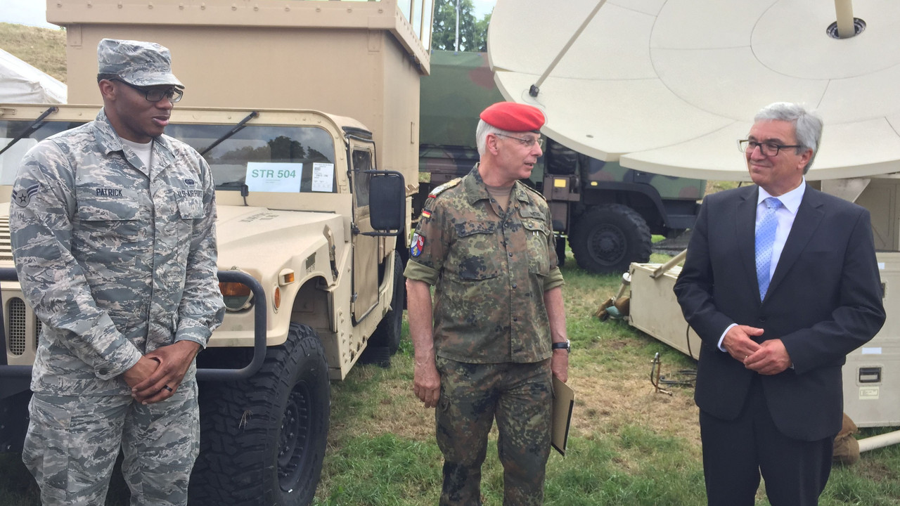 Minister Lewentz spricht mit Uniformierten der Bundeswehr und der US-Army.