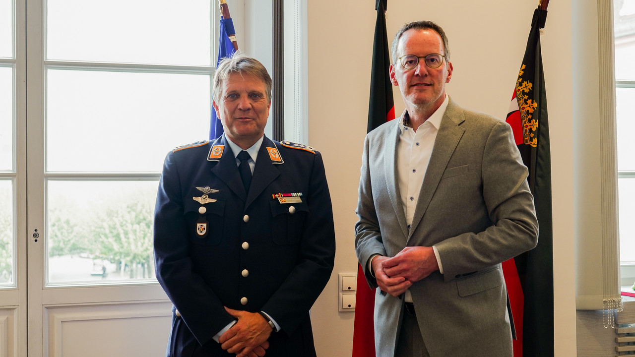 Innenminister Michael Ebling begrüßt den neuen Kommandeur des Landeskommandos RLP, Oberst Michael Trautermann. 