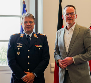 Innenminister Michael Ebling begrüßt den neuen Kommandeur des Landeskommandos RLP, Oberst Michael Trautermann. 