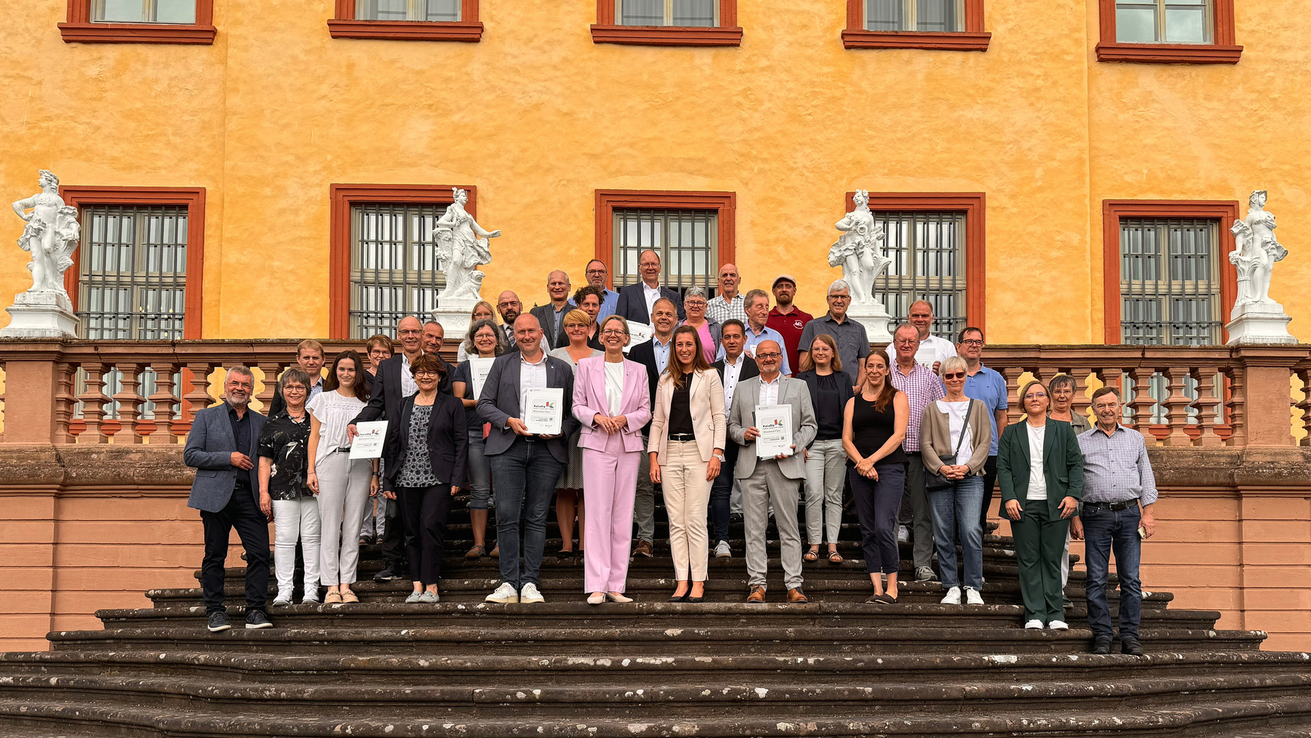 Vertreterinnen und Vertreter der ausgezeichneten KuLaDig Kommunen mit Staatssekretärin Simone Schneider und SGD Süd-Präsident Prof. Dr. Hannes Kopf auf Schloss Malberg