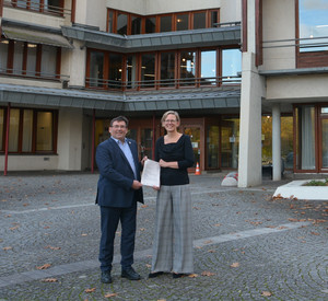 Innenstaatssekretärin Simone Schneider und Landrat Jörg Denninghoff bei der Bescheidübergabe.