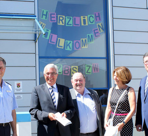 Innenminister Roger Lewentz gemeinsam mit Vertretern der Polizei und Stadt vor dem neuen Dienstgebäude der Zentralen Bußgeldstelle.