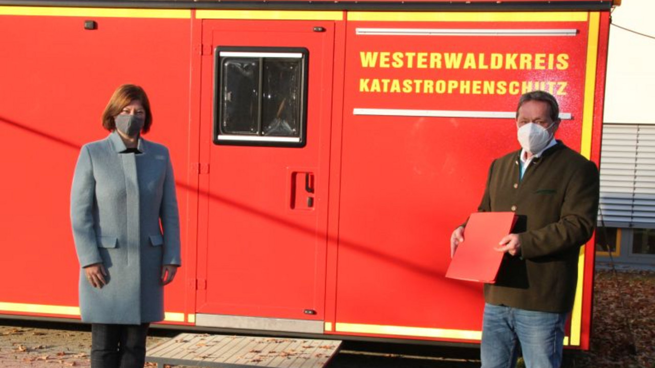 Staatssekretärin Nicole Steingaß (links) und Landrat Achim Schwickert (rechts) bei Bescheidübergabe. Beide mit Maske