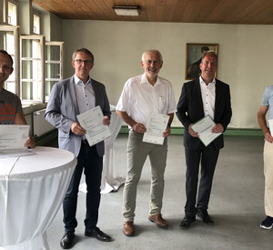 Beigeordneter Michael Kurz, VG-Bürgermeister Uwe Engelmann, Ortsbürgermeister Karl Otto Dornbusch, Staatssekretär Randolf Stich und Ortsbürgermeister Klaus Stein bei der Übergabe der Förderbescheide in Rehborn.