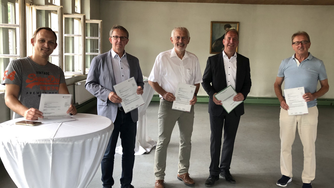 Beigeordneter Michael Kurz, VG-Bürgermeister Uwe Engelmann, Ortsbürgermeister Karl Otto Dornbusch, Staatssekretär Randolf Stich und Ortsbürgermeister Klaus Stein bei der Übergabe der Förderbescheide in Rehborn.
