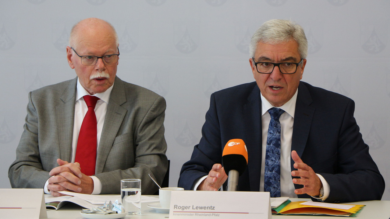 Bremens Innensenator Ulrich Mäurer und Innenminister Roger Lewentz