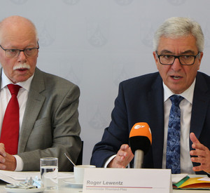 Bremens Innensenator Ulrich Mäurer und Innenminister Roger Lewentz