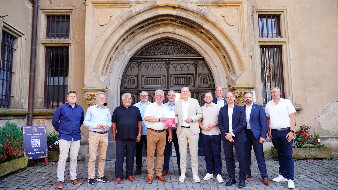 Innenminister Michael Ebling sichert dem Besitzer von Schloss Arenfels, Christian Runkel, Landesgelder für verschiedene Sanierungsmaßnahmen zu.