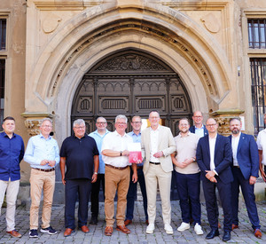 Innenminister Michael Ebling sichert dem Besitzer von Schloss Arenfels, Christian Runkel, Landesgelder für verschiedene Sanierungsmaßnahmen zu.