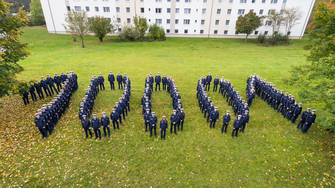 Anwärterinnen und Anwärter der Hochschule der Polizei Rheinland-Pfalz bilden die Zahl 10.001.