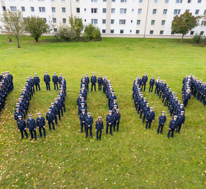 Anwärterinnen und Anwärter der Hochschule der Polizei Rheinland-Pfalz bilden die Zahl 10.001.