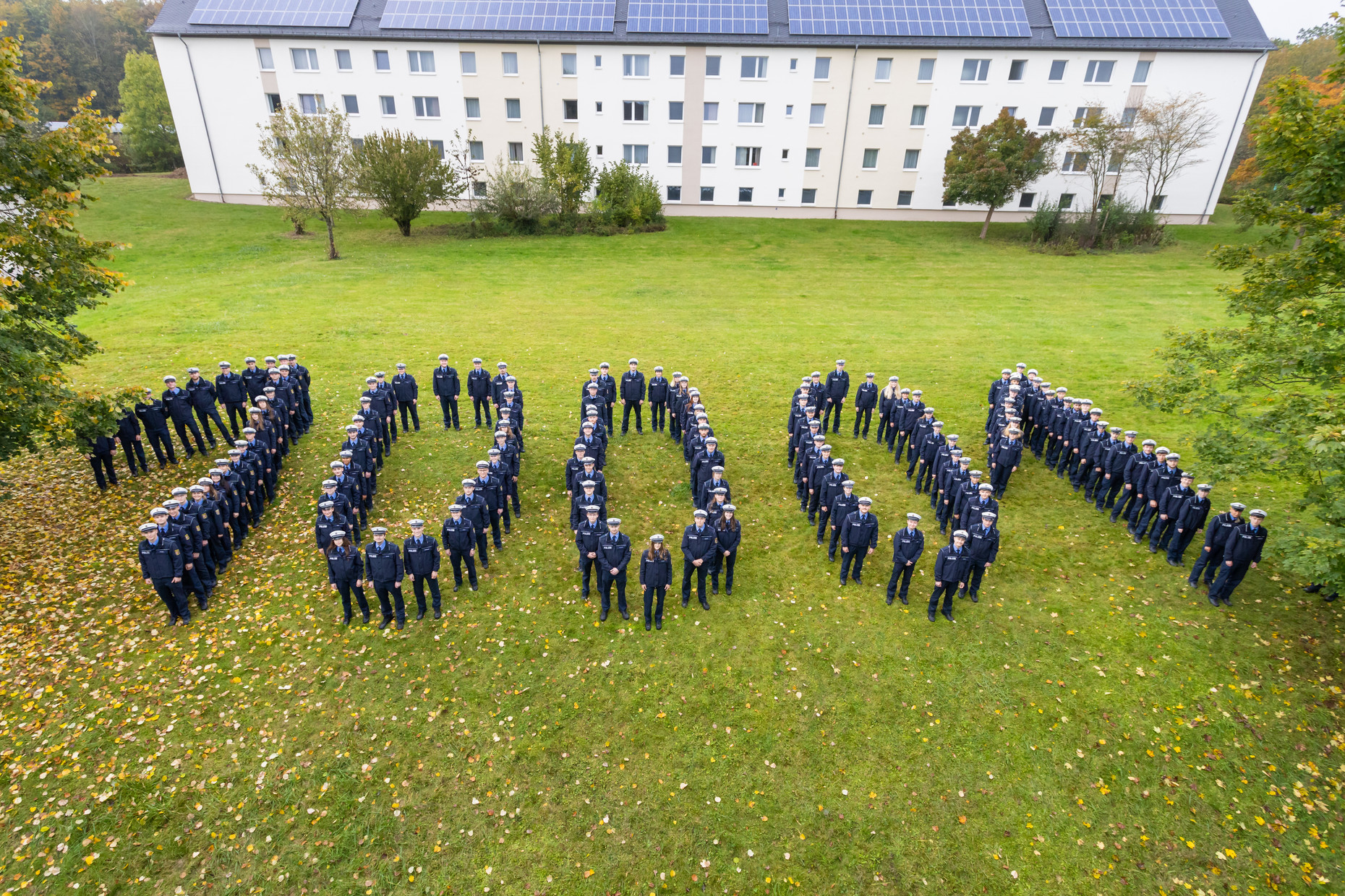 Anwärterinnen und Anwärter der Hochschule der Polizei Rheinland-Pfalz bilden die Zahl 10.001.