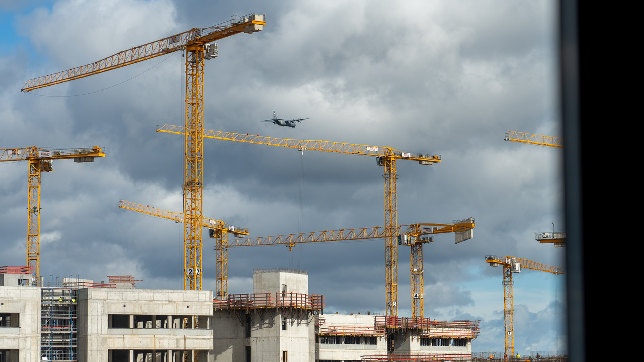 Ein US-Militärflugzeug über dem Rohbau. Das Hospital liegt in unmittelbarer Nähe zur Air Base Ramstein.