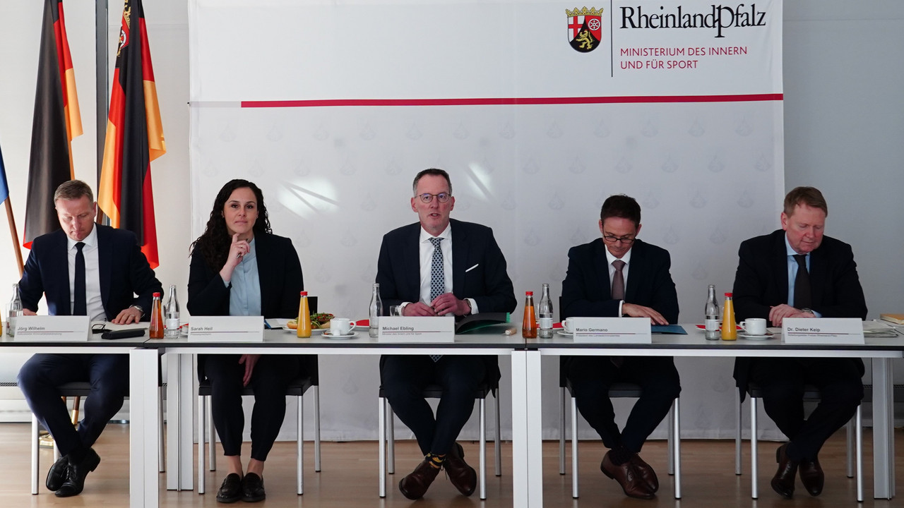 Innenminister Michael Ebling (M.) bei der Vorstellung der Polizeilichen Kriminalstatistik für das Jahr 2024.