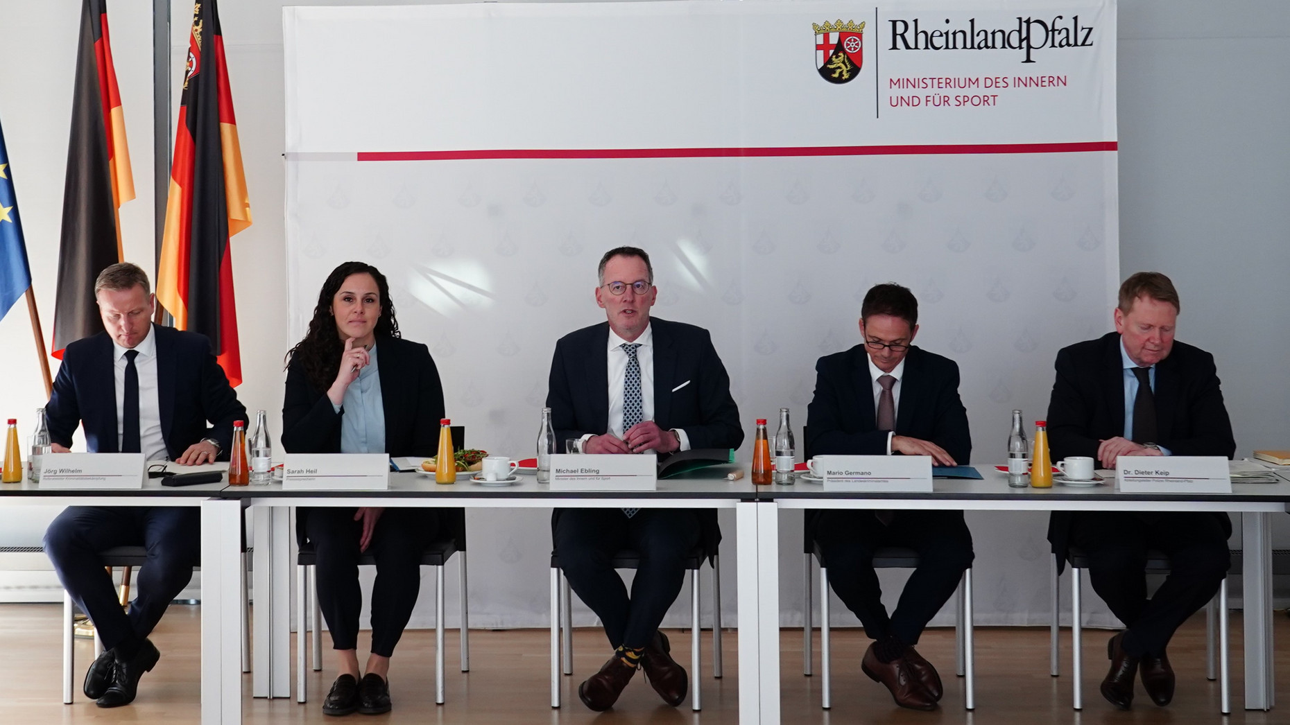 Innenminister Michael Ebling (M.) bei der Vorstellung der Polizeilichen Kriminalstatistik für das Jahr 2024.