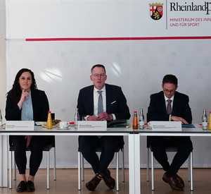 Innenminister Michael Ebling (M.) bei der Vorstellung der Polizeilichen Kriminalstatistik für das Jahr 2024.