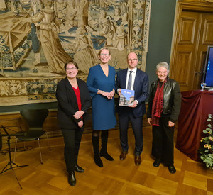 Generaldirektorin Heike Otto, Staatssekretärin Simone Schneider, Landeskonservator Markus Fritz-von Preuschen und die stellvertretende Landeskonservatorin Alexandra Fink mit der Festschrift.