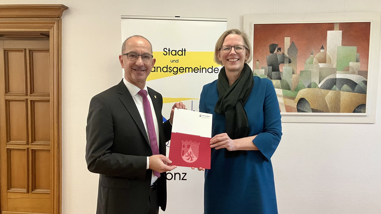 Staatssekretärin Simone Schneider mit dem Bürgermeister der Stadt Konz, Joachim Weber, bei der Übergabe des Förderbescheides.