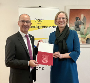 Staatssekretärin Simone Schneider mit dem Bürgermeister der Stadt Konz, Joachim Weber, bei der Übergabe des Förderbescheides.