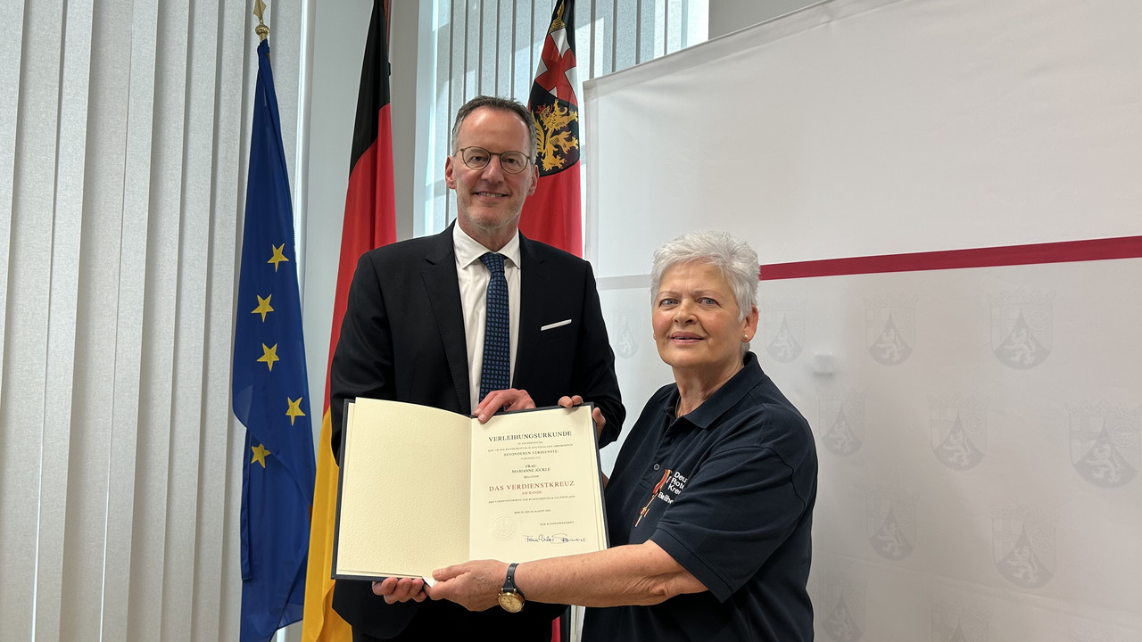 Innenminister Michael Ebling und Marianne Jöckle bei der Verleihung des Verdienstkreuzes am Bande.