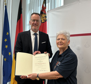 Innenminister Michael Ebling und Marianne Jöckle bei der Verleihung des Verdienstkreuzes am Bande.