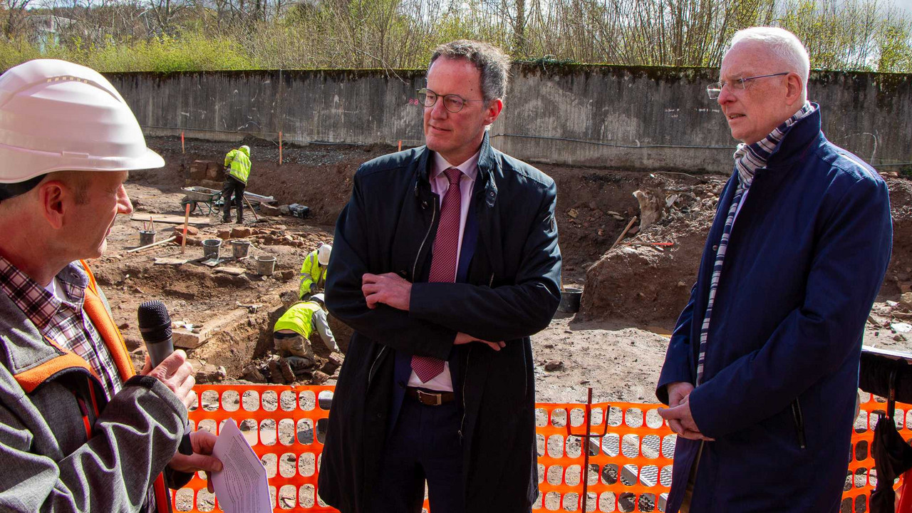 Oberbürgermeister Wolfram Leibe und Innenminister Michael Ebling bei den Ausgrabungen in Trier. 