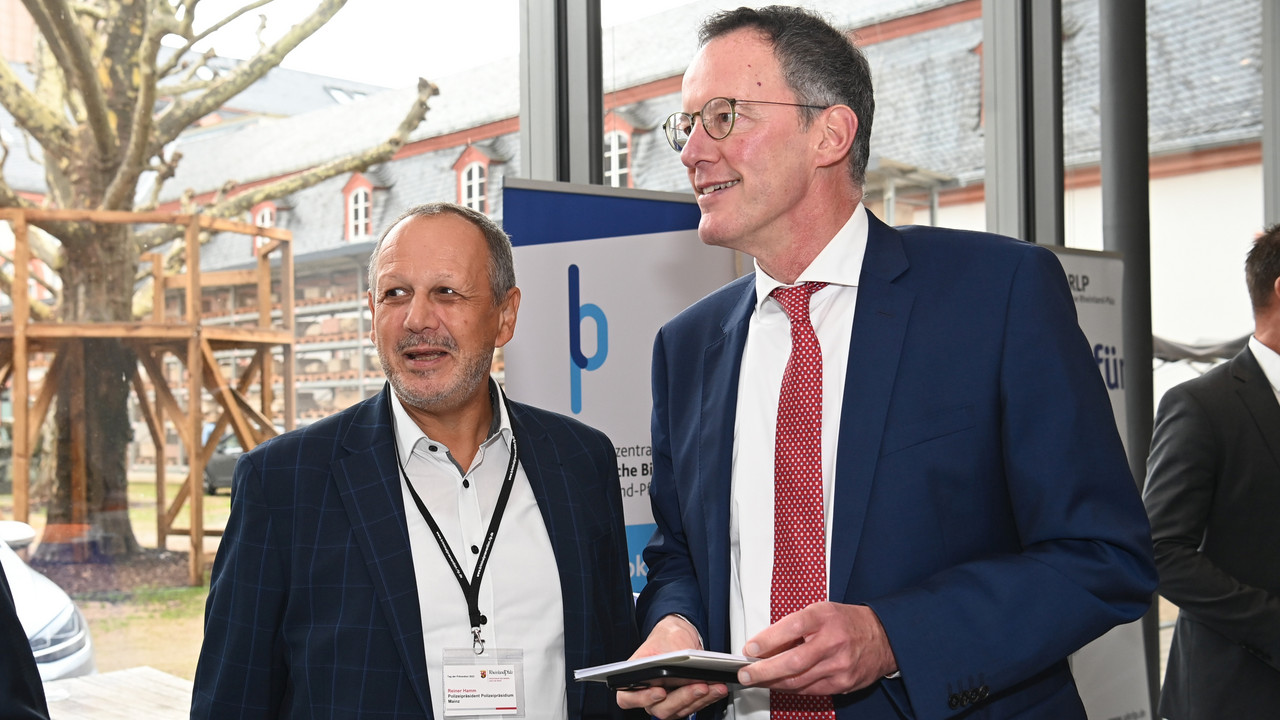 Innenminister Michael Ebling mit dem Präsidenten des PP Mainz, Reiner Hamm, auf dem Tag der Prävention.
