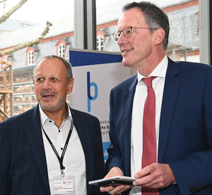 Innenminister Michael Ebling mit dem Präsidenten des PP Mainz, Reiner Hamm, auf dem Tag der Prävention.