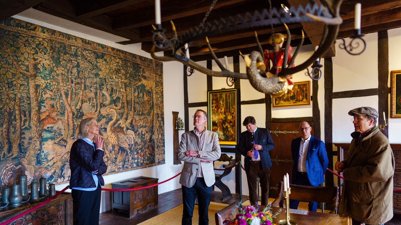 Die Grafenfamilie zu Eltz führt Innenminister Michael Ebling (2. v. l.) und Landeskonservator Markus Fritz-von-Preuschen (2. v. r.) durch die Burg Eltz.