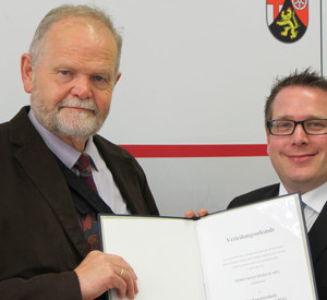 Wolf Hinrich Apel gemeinsam mit Ministerialdirektor Thomas Linnertz bei der Verleihung der Verdienstmedaille
