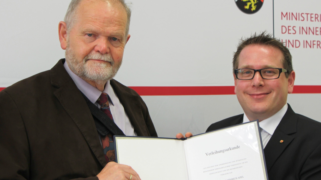 Wolf Hinrich Apel gemeinsam mit Ministerialdirektor Thomas Linnertz bei der Verleihung der Verdienstmedaille