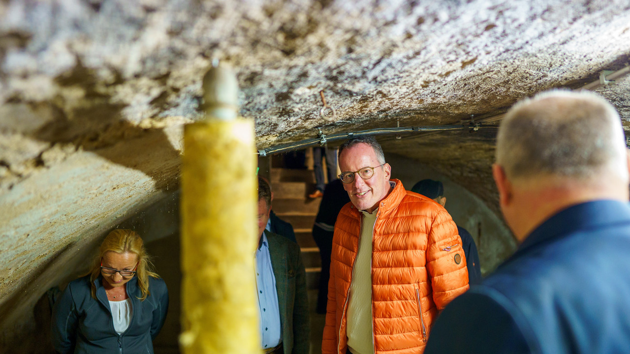 Innenminister Michael Ebling bei der Besichtigung einer Mikwe in einem Privathaus in Meisenheim