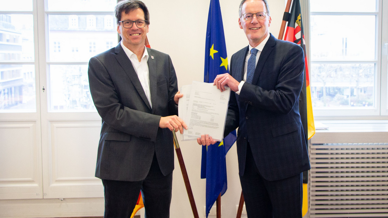 Innenminister Michael Ebling bei der Förderbescheidübergabe mit Oberbürgermeister Marold Wosnitza.