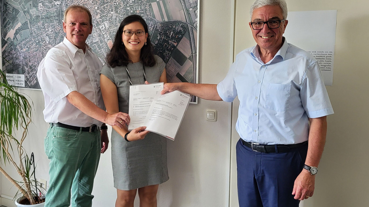 Innenminister Roger Lewentz bei der Bescheidübergabe mit dem Bürgermeister der Stadt Alzey, Christoph Burkhard, und der Beigeordneten Natalie Bauernschmitt. 