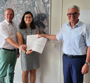 Innenminister Roger Lewentz bei der Bescheidübergabe mit dem Bürgermeister der Stadt Alzey, Christoph Burkhard, und der Beigeordneten Natalie Bauernschmitt. 