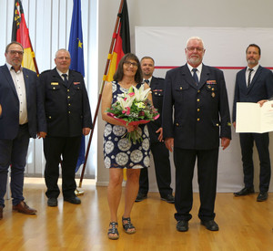 Minister verleiht Goldenes Feuerwehr-Ehrenzeichen an KFI a.D. Schmeiser