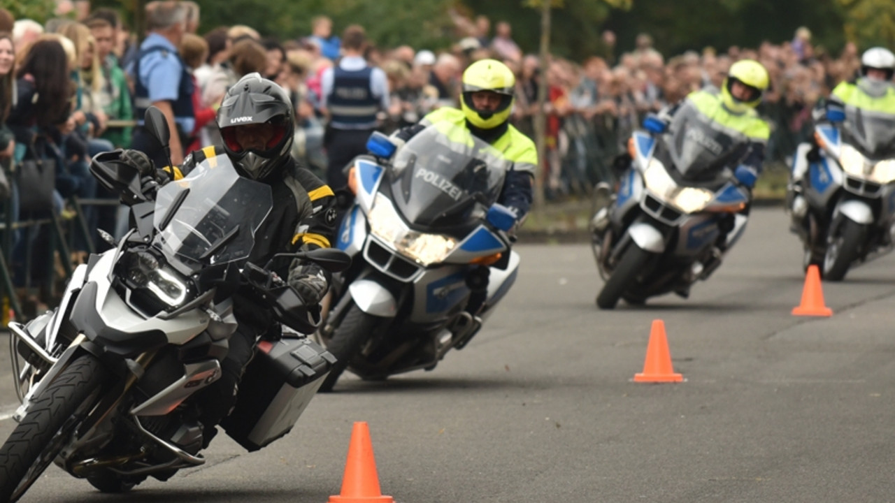 Fahrsicherheitstraining auf zwei Rädern: Vier Polizisten fahren hintereinander im Slalom durch Pylonen