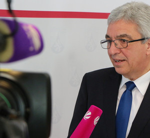 Innenminister Roger Lewentz steht bei einem Interview vor einer Fernsehkamera