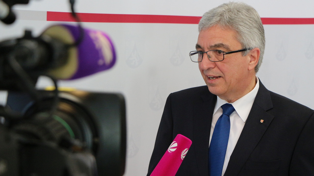 Innenminister Roger Lewentz steht bei einem Interview vor einer Fernsehkamera