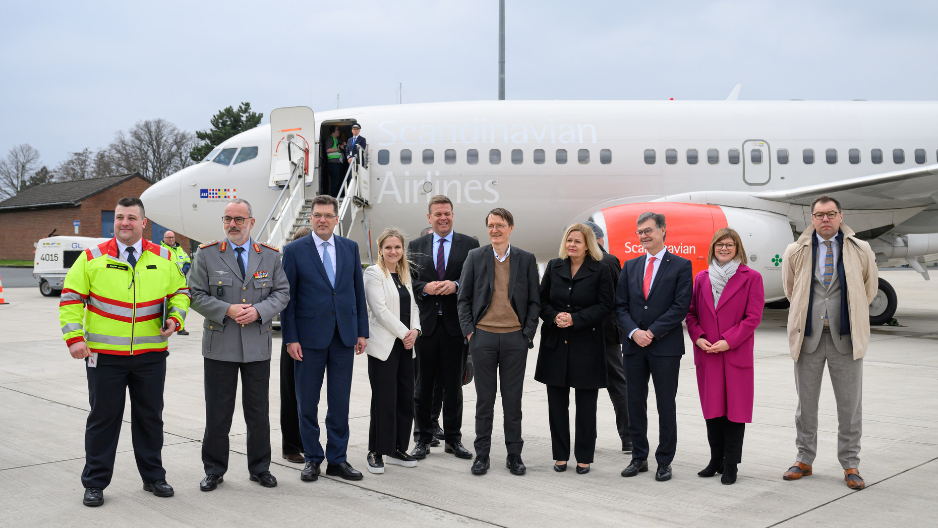 Staatssekretärin Nicole Steingaß zusammen mit Bundesinnenministerin Nancy Faeser und Bundesgesundheitsminister Karl Lauterbach auf dem Flughafen Köln-Bonn.