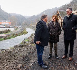 Ministerpräsidentin Malu Dreyer und Innenminister Michael Ebling im Gespräch mit Ortsbürgermeister Rüdiger Fuhrmann in Altenahr. 