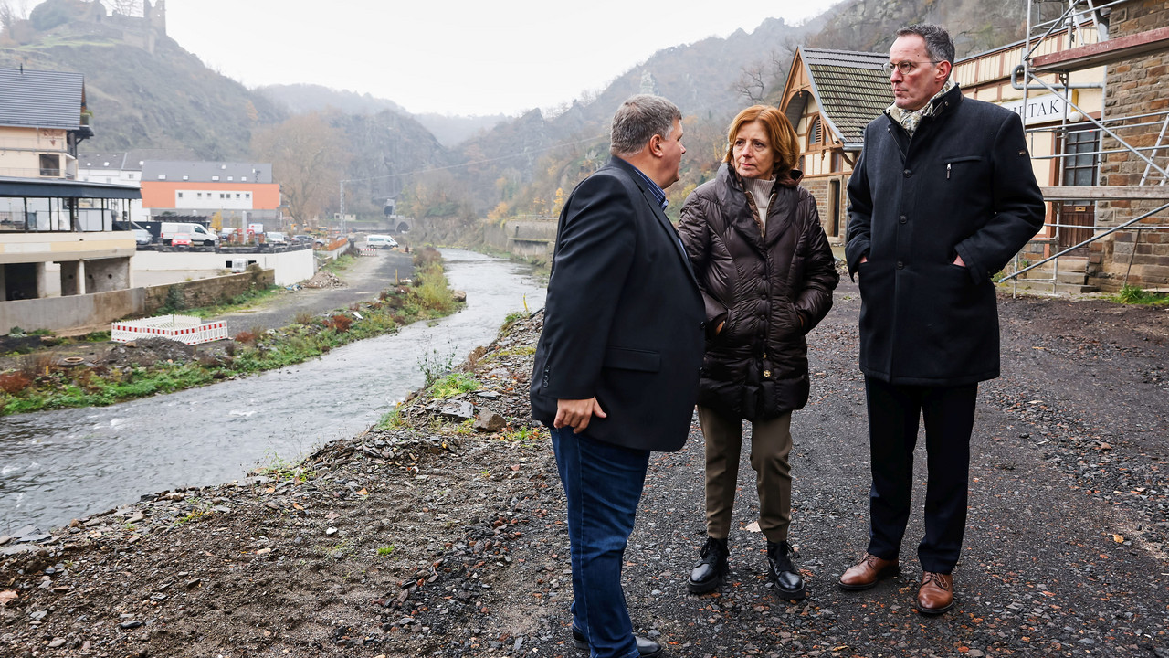 Ministerpräsidentin Malu Dreyer und Innenminister Michael Ebling im Gespräch mit Ortsbürgermeister Rüdiger Fuhrmann in Altenahr. 