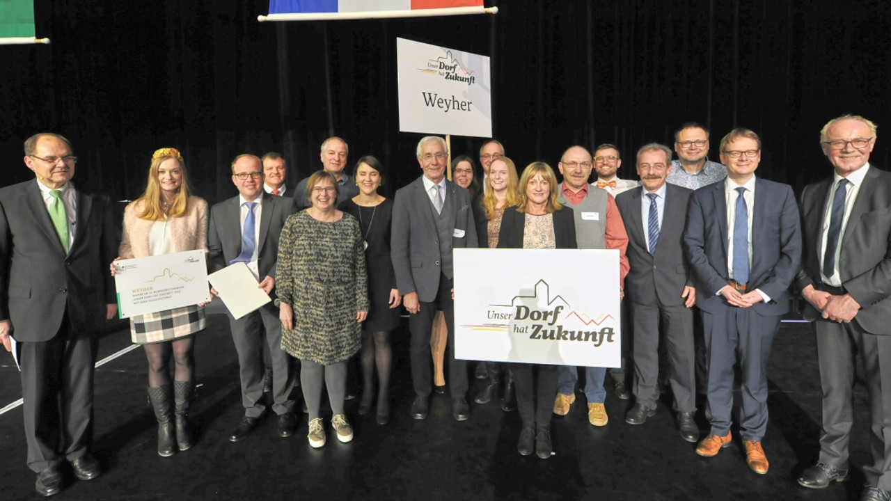 Vertreter der Gemeinde Weyher bei der Preisverleihung in Berlin
