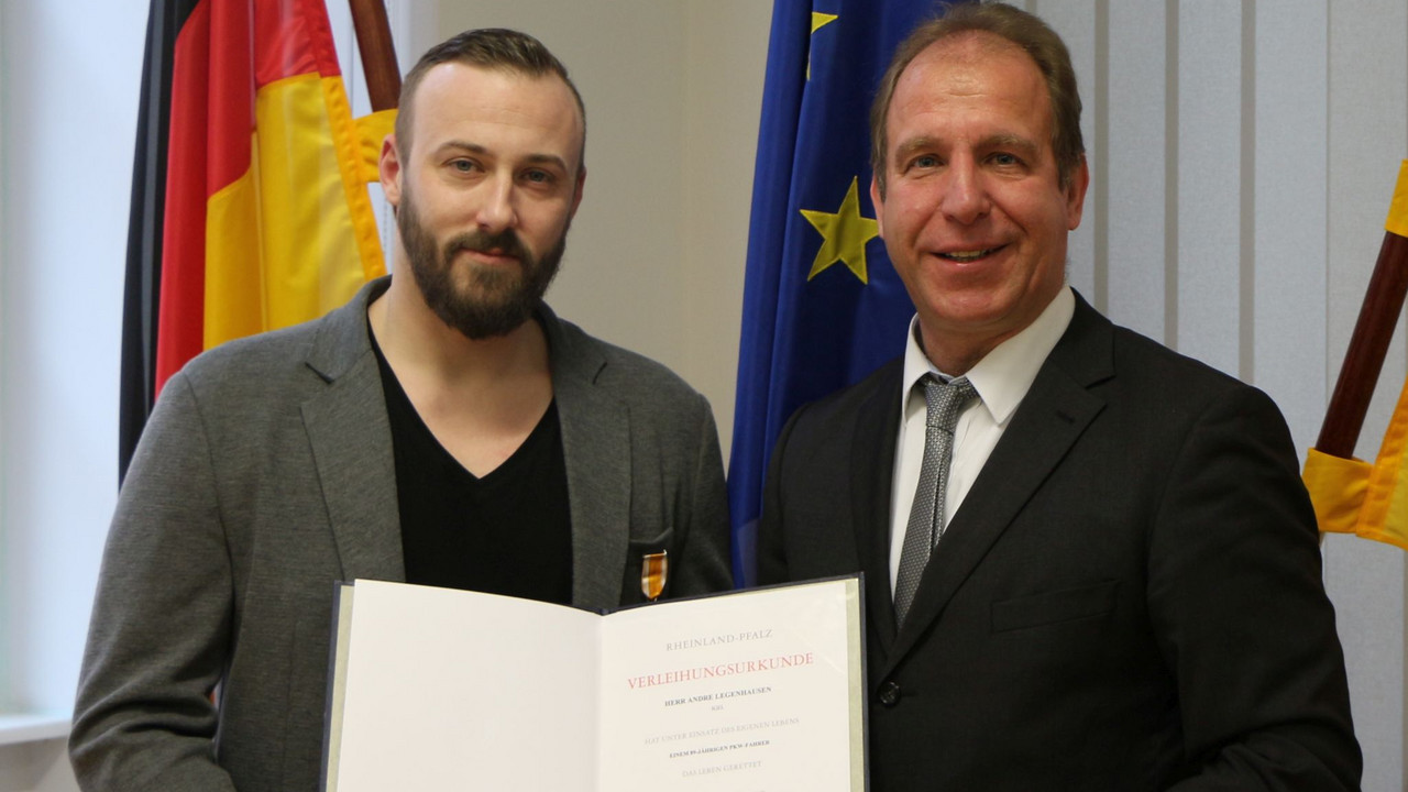 Staatssekretär Randolf Stich hat André Legenhausen mit der Rettungsmedaille ausgezeichnet.